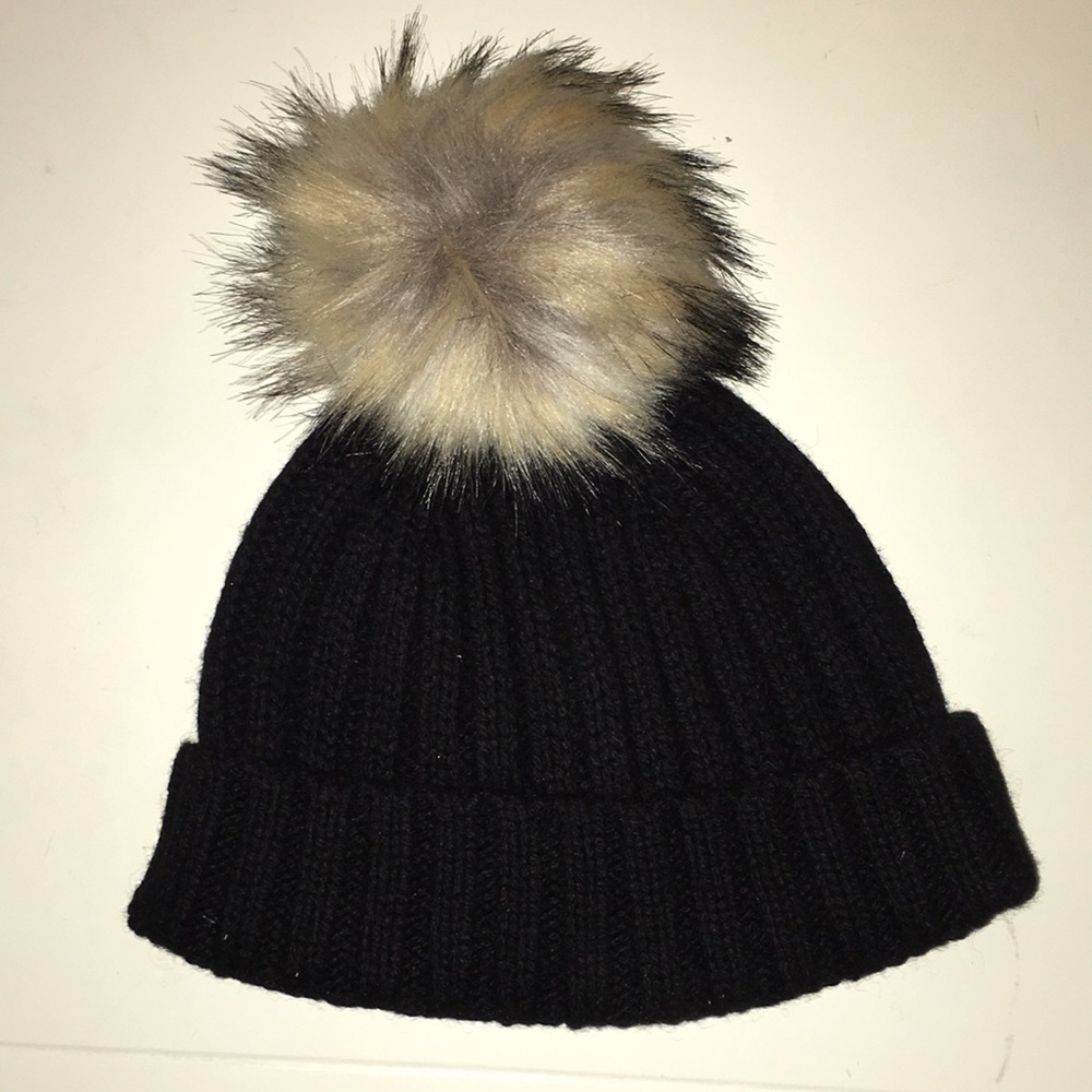 Black ribbed beanie with faux fur pom-pom
